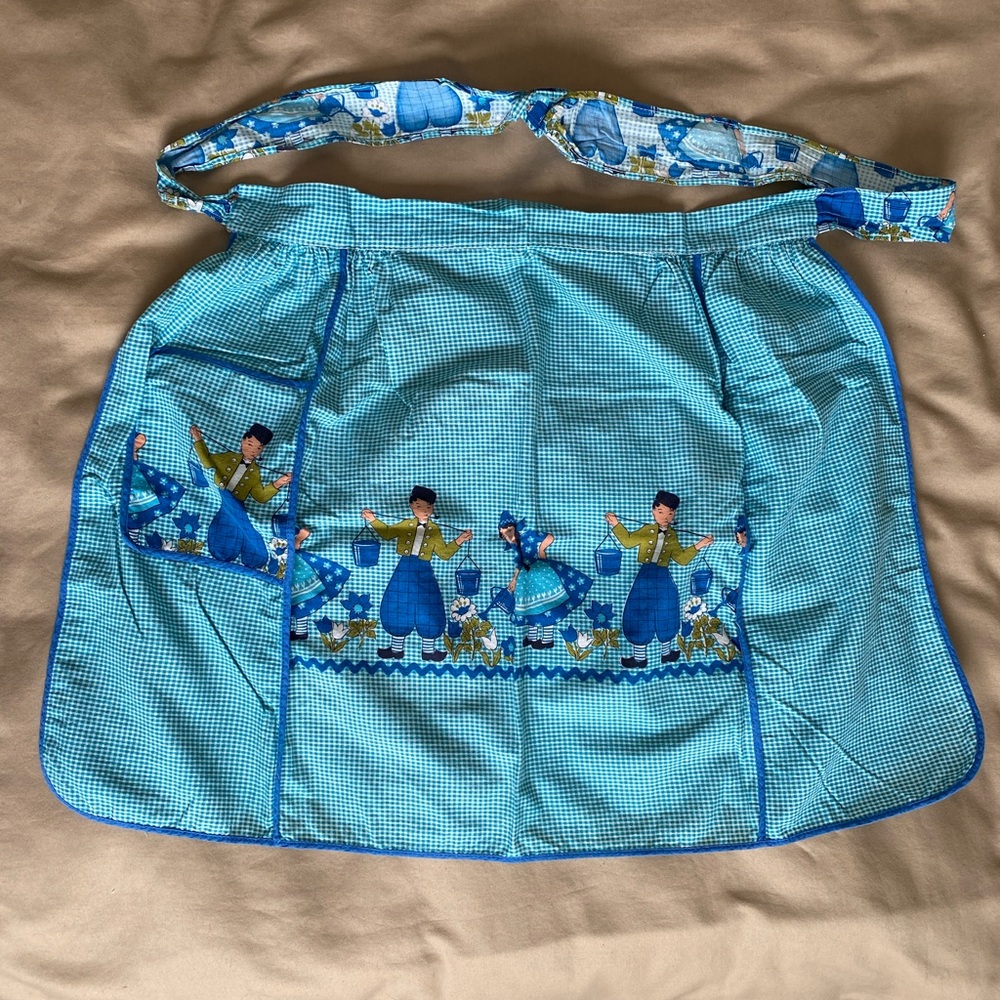 Vintage cotton floral apron - very cute!